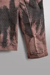 Camiseta técnica de running de manga larga y cuello redondo de Zara Athleticz, con calce regular fit. Presenta un diseño con estampado efecto tie-dye en tonos rosados y negros sobre tejido técnico ligero y elástico.