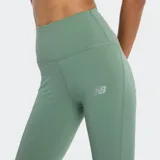 Calza deportiva de tiro alto, color verde menta, de tejido elástico en 4 direcciones con tecnología de secado rápido NB DRY. Posee cordón interior y bolsillo oculto en la cintura.