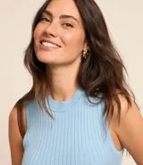 Musculosa de viscosa con textura acanalada, cuello redondo y abertura cruzada en la espalda.