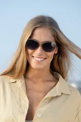 Lentes de sol Vulk modelo His Rol, de industria Argentina, con montura color ladrillo y lentes polarizados.