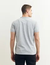 Remera blanca de algodón con cuello mao y media botonadura.