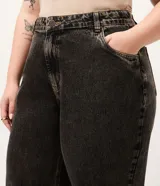Pantalón wide de jean en color negro con lavado efecto desgastado, de tiro alto y corte amplio en las piernas.