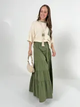 Falda larga de algodón color negro, con corte campesino y diseño escalonado.