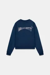 Sudadera de cuello redondo y manga larga en color azul marino. Presenta un estampado frontal con el texto 'Hello Kitty' decorado con pedrería brillante y el icónico lazo del personaje. Cuenta con puños y bajo en tejido rib a tono.