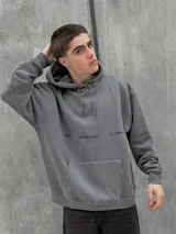 Canguro gris con capucha ajustable con cordones, bolsillo tipo canguro y estampado frontal con la leyenda "CRAFTED PROJECT" y el logo de la marca.