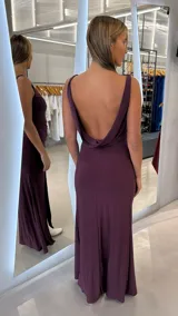 Vestido largo bordó con brillo metalizado, corte al cuerpo, sin mangas y con escote pronunciado en la espalda.