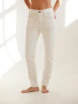 Pantalon de corte cigarette en color crudo con textura de rayas verticales finas. Presenta un diseño de tiro medio con bolsillos frontales y traseros, cierre de botón y costuras reforzadas que estilizan la silueta.
