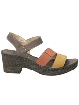 Sandalia de cuero Whitehaven de RKF, con diseño multicolor en tonos marrón, terracota y mostaza. Cuenta con taco bloque efecto madera, plataforma y tira ajustable en el talón.