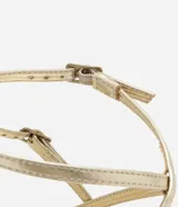 Sandalia plana tipo flatform de color dorado, con tiras finas en diseño Salomé y suela con detalle de yute trenzado.