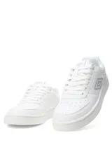 Championes deportivos Umbro modelo Milo de color blanco, con perforaciones en la puntera y el logo de la marca en el lateral.