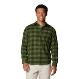 Camisa de franela Columbia de manga larga con estampado de cuadros grandes en tonos verde y negro. Presenta cuello clásico, cierre frontal con botones y un bolsillo en el pecho con cierre de botón y logo de la marca.