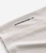 Remera deportiva de corte regular, confeccionada en tejido técnico con tecnología Dry para mayor transpirabilidad. Presenta cuello redondo, mangas cortas y detalles reflectantes y texturizados en los hombros.