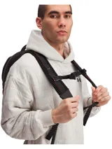Mochila Under Armour de diseño ergonómico y moderno, fabricada con tecnología UA Storm resistente al agua. Cuenta con correas UA Suspension para distribución de peso, panel trasero acolchado y ventilado, compartimento para laptop de hasta 16 pulgadas, bolsillo para calzado o ropa, y bolsillos laterales para botellas. Diseño expandible con múltiples compartimentos frontales.
