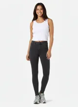 Jean skinny de tiro alto, color gris oscuro lavado, confeccionado en denim elástico. Presenta un calce ajustado al cuerpo y cinco bolsillos.