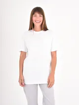 Remera básica de cuello redondo y manga corta, con corte recto y ajuste holgado.