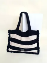Bolso tipo tote tejido a crochet con hilo de algodón color marrón y crudo, con diseño a rayas horizontales y volados en los bordes.