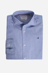 Camisa de manga larga con diseño de rayas verticales blancas y azules. Presenta cuello clásico, cierre frontal con botones y logo bordado en el pecho.