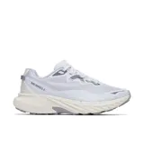 Championes de trail running Merrell modelo Agility Trail, color gris claro con detalles en blanco y gris oscuro. Presentan parte superior de malla transpirable con refuerzos de TPU, mediasuela de espuma FloatPro para mayor amortiguación y suela de goma con tacos para tracción en terrenos irregulares.