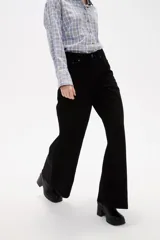 Pantalon de jean negro de corte ancho y tiro alto, con cierre frontal y bolsillos laterales.