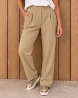 Pantalón de gabardina color verde, de corte recto y tiro alto, con bolsillos delanteros y traseros, presillas para cinto y cierre frontal con botón y cremallera.
