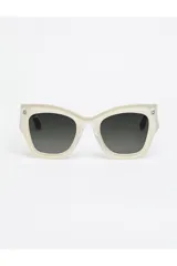 Lentes de sol Tiwi modelo Mayfair, con montura color beige brillante y lentes con degradado verde.