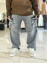 Pantalón cargo de jean gris con efecto acid wash, corte baggy y bolsillos laterales en las piernas.