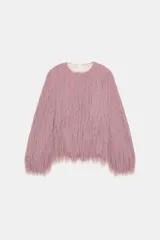 Chaqueta bomber de cuello redondo y manga larga, confeccionada con un acabado de flecos largos en toda la prenda. Presenta cierre frontal con corchetes y puños elásticos.
