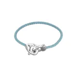 Pulsera de cuero trenzado color celeste con cierre de mosquetón entrelazado bañado en plata.