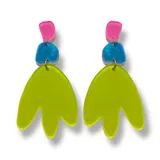 Par de aros colgantes con piezas geométricas de acrílico en colores rosa, celeste y verde lima.