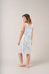 Camisón blanco con estampado de hojas azules, sin mangas y con botones en el escote.