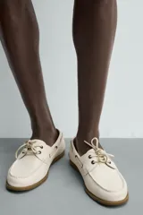 Zapato náutico de piel con diseño clásico, horma redonda y suela de goma a contraste.