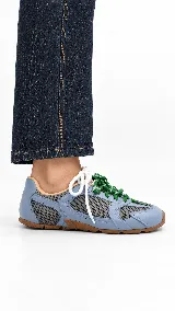 Zapatilla urbana de cuero en color tostado, con diseño liviano, mezcla de texturas y cordones intercambiables.