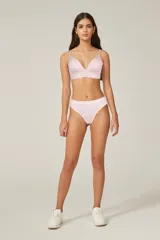 Tanga blanca de algodón con detalle de encaje en la cintura.