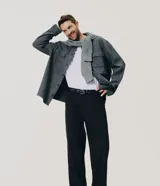 Pantalón de sastrería negro para hombre, modelo wide leg, con cintura con trabillas, cierre invisible y bolsillos funcionales.
