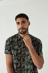 Camisa celeste estampada de manga corta con fit slim, cartera abotonada y logo bordado.