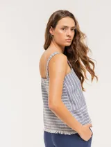 Musculosa de lino a rayas verticales azules y blancas, con breteles anchos y ruedo con flecos.
