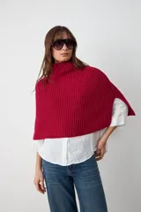 Capita de punto acanalado color bordó, con cuello alto y diseño abierto en los laterales.