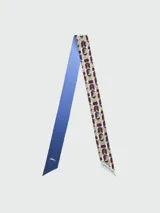 Pañuelo bandana de seda Longchamp, de diseño angosto con estampado geométrico multicolor y una mitad en color verde militar liso con el logo de la marca bordado.