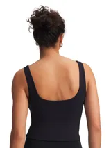 Musculosa deportiva de corte ajustado y largo cropped, con escote redondo tanto en el frente como en la espalda. Confeccionada en tejido de punto cepillado elástico, diseñado para absorber el sudor y brindar libertad de movimiento.