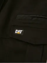 Short cargo negro Cat con cintura elástica y cordón de ajuste, múltiples bolsillos incluyendo bolsillos laterales con solapa y cierre de cremallera.