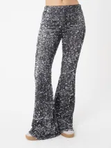 Pantalón flare de lentejuelas elastizadas con base de velvet.