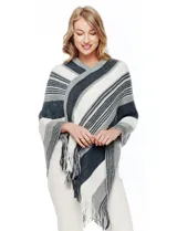 Poncho de tejido de punto, marca Barrington, con diseño de rayas diagonales en tonos rosado, blanco crema y gris oscuro. Presenta cuello en V y terminación con flecos en el ruedo.