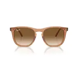 Lentes de sol Ray-Ban con montura cuadrada color marrón translúcido y lentes marrones degradé.