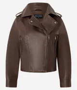 Campera estilo biker de cuero sintético color marrón chocolate, con cuello solapa, cierre asimétrico, bolsillos laterales con cremallera y detalles de botones metálicos. Incluye hombreras decorativas y puños estructurados.