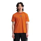 Remera deportiva naranja de manga corta con logo de New Balance en el pecho.