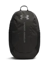 Mochila Under Armour Hustle Lite color negro, con tecnología UA Storm resistente al agua. Cuenta con compartimento acolchado para portátil de hasta 15 pulgadas, dos bolsillos laterales de malla para botellas y panel inferior reforzado con revestimiento de poliuretano.