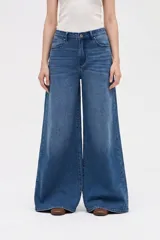 Jean de tiro medio con corte wide leg, confeccionado en denim azul profundo. Presenta diseño de cinco bolsillos, cierre frontal con cremallera y botón metálico.