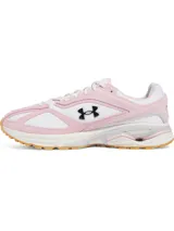 Championes Under Armour modelo HOVR Apparition, con diseño retro inspirado en el running. Presentan una base de malla blanca con superposiciones de gamuza en color rosado, logo de la marca en el lateral y suela de goma con tecnología de amortiguación HOVR.