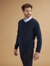 Sweater de punto color azul marino, con cuello en V y mangas largas.
