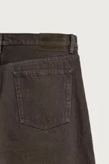 Jeans straight fit de corte recto y tiro medio, confeccionados en denim de algodón con efecto lavado en color marrón oscuro, con diseño clásico de cinco bolsillos y cierre frontal con botonadura.